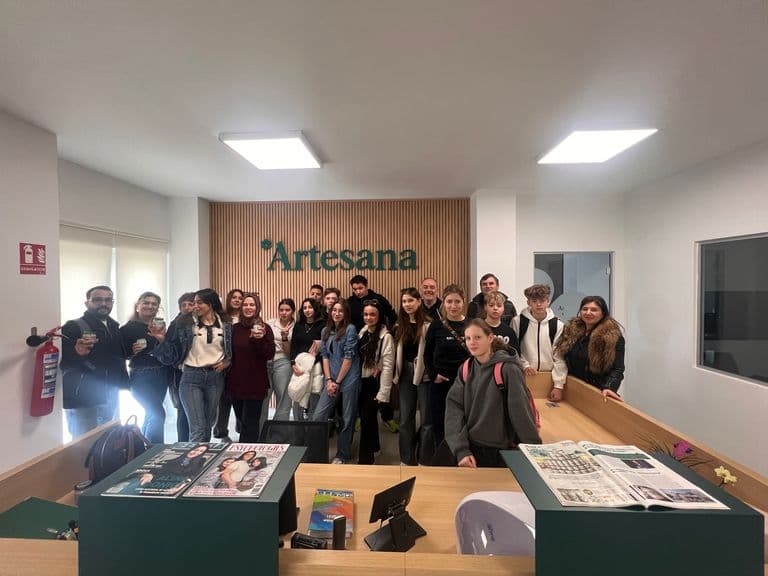 Grupul de elevi și profesori din proiect, în showroomul fabricii de lactate Artesana
