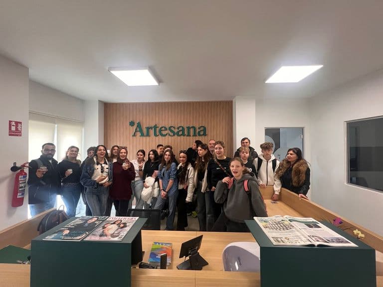 Elevii și profesorii adunați în showroomul fabricii Artesana