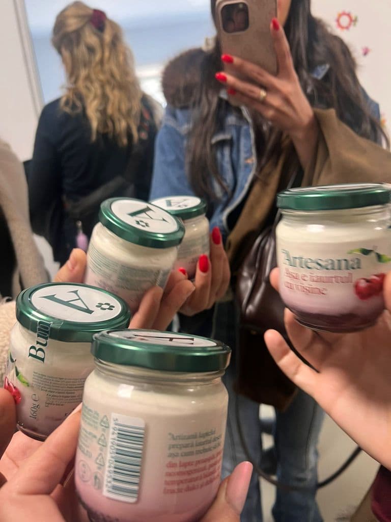 Borcane de iaurt Artesana, primite de elevi la finalul vizitei