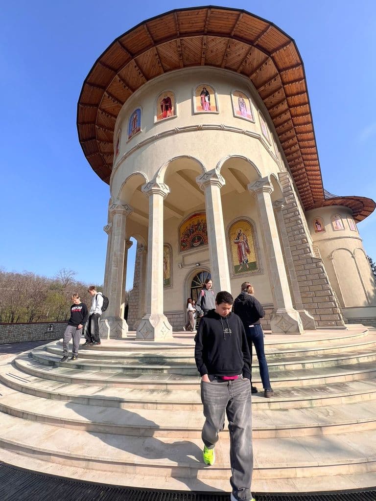 Elevi pe treptele bisericii-monument, în timpul turului cultural