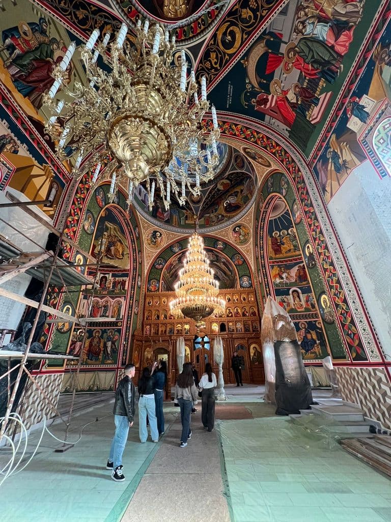 Elevii în naosul bisericii, sub candelabrul de cristal