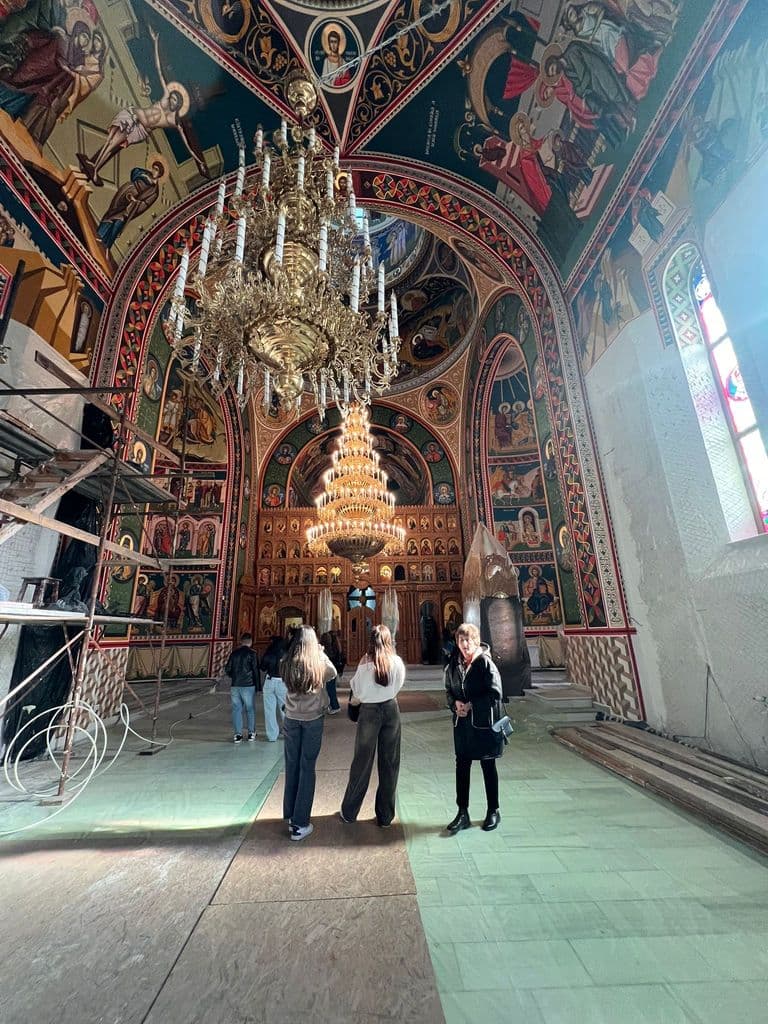 Interiorul pictat al bisericii, cu iconostasul în fundal