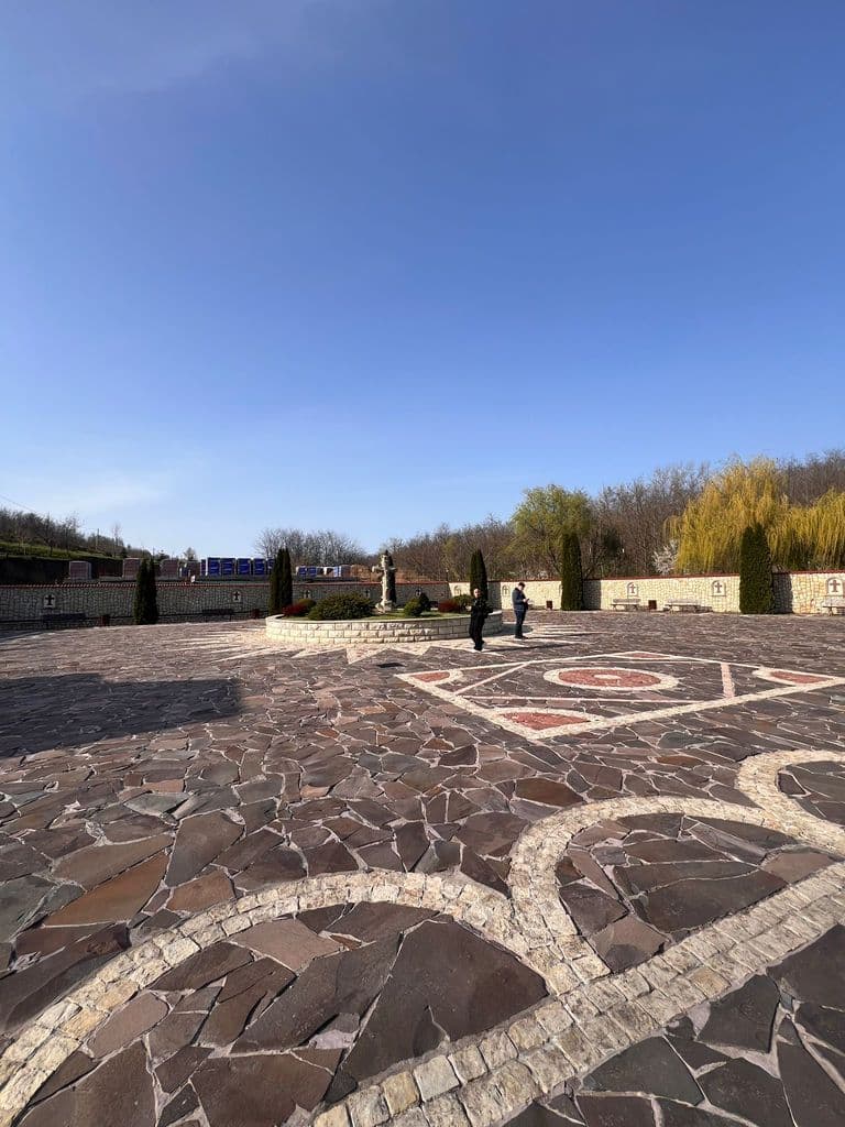 Piața pavată cu piatră din fața ansamblului vizitat