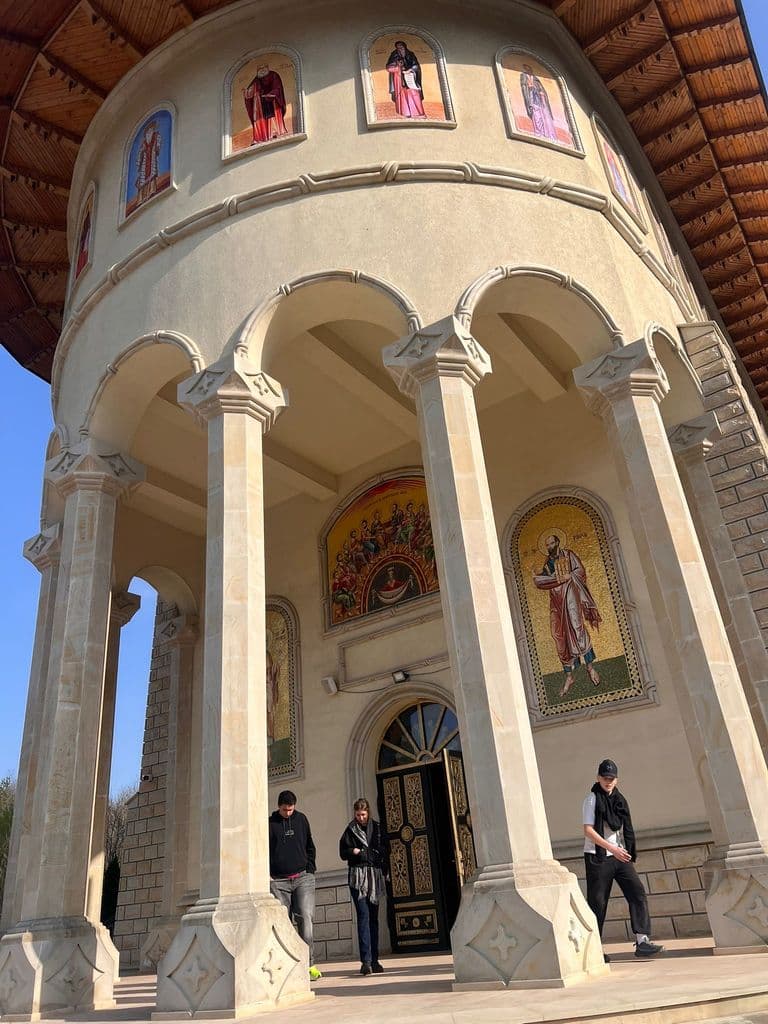 Rotonda de coloane a bisericii-monument, cu icoane pictate pe fațadă
