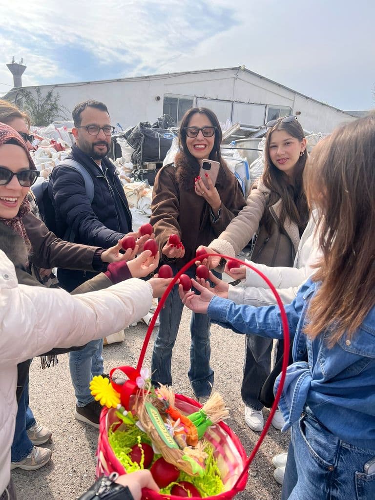 Ciocnitul ouălor roșii, tradiția de Paște arătată oaspeților străini
