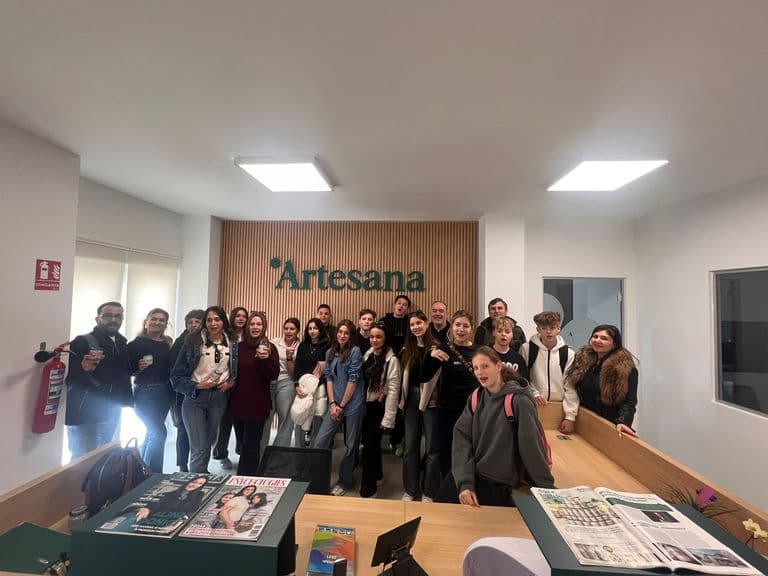 Grup de elevi în showroomul fabricii de lactate Artesana