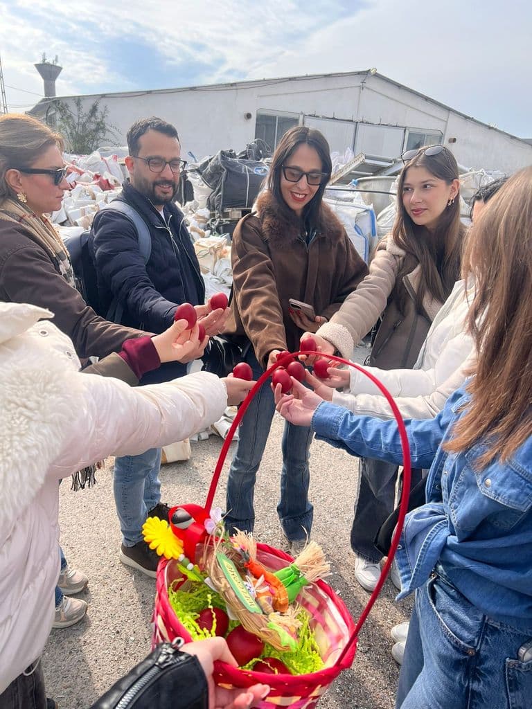 Ouă roșii ciocnite deasupra coșului împodobit de Paște