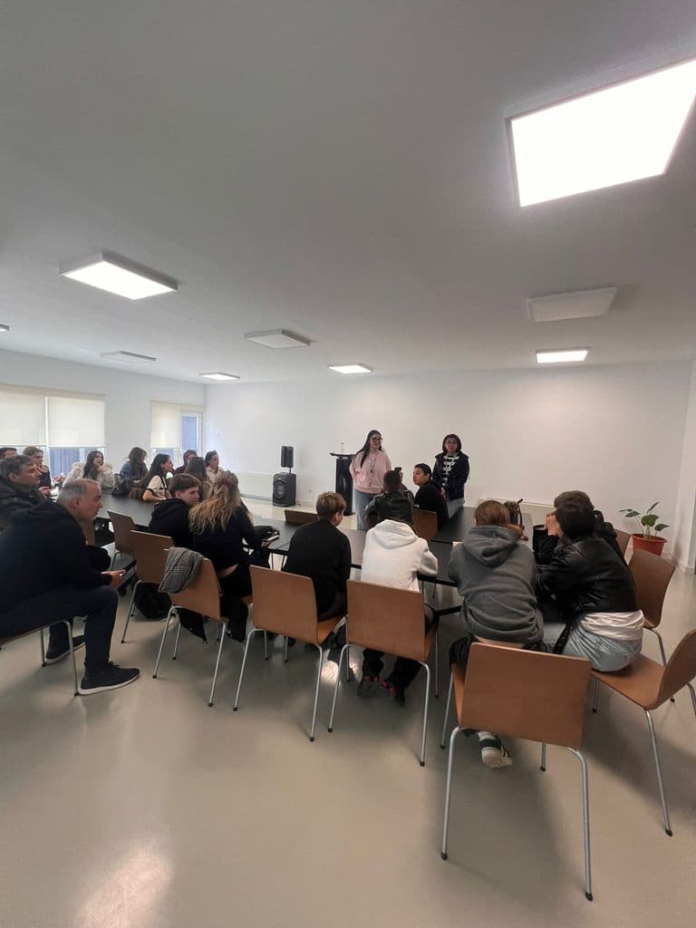 Elevii și profesorii, la o prezentare susținută în sala de curs