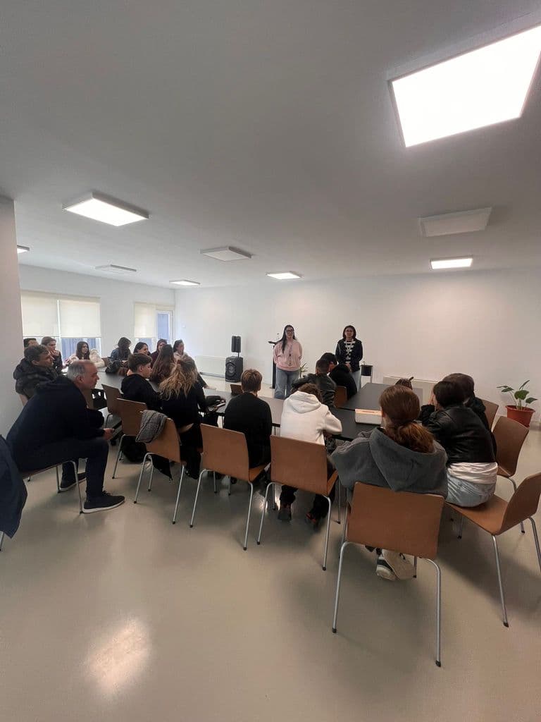 Prezentare în sala de curs, în fața participanților la mobilitate