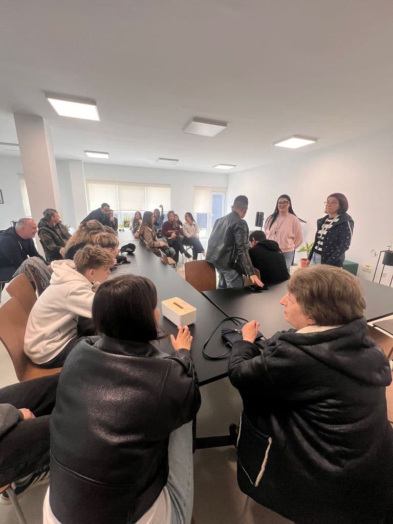 Elevii și profesorii, la o prezentare susținută în sala companiei