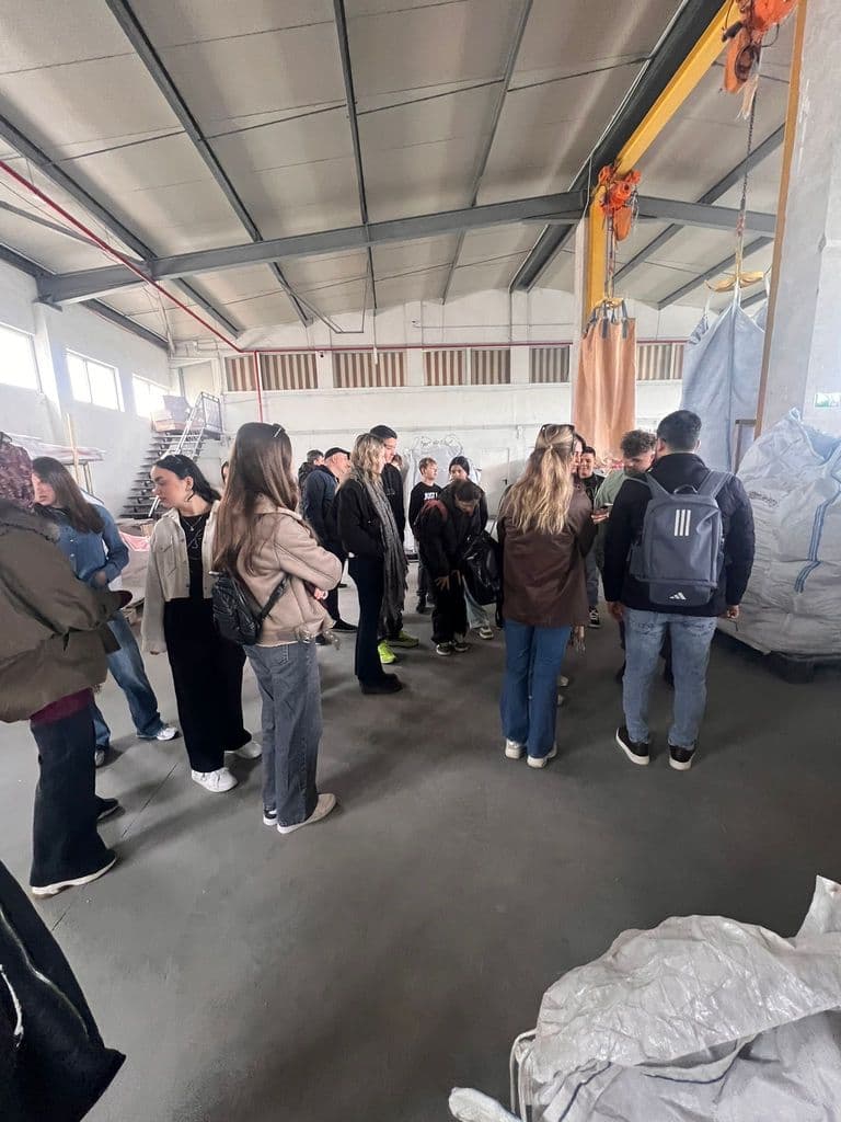 Elevii în hala de producție, sub structura metalică a acoperișului