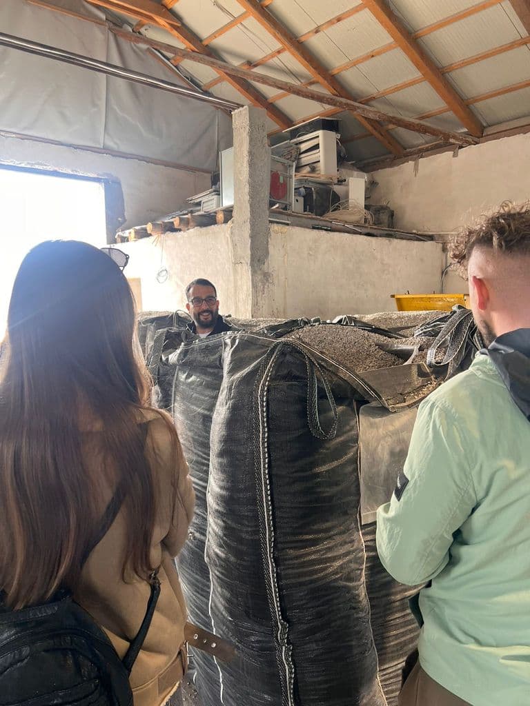 Elevi lângă un sac industrial cu material pregătit pentru reciclare
