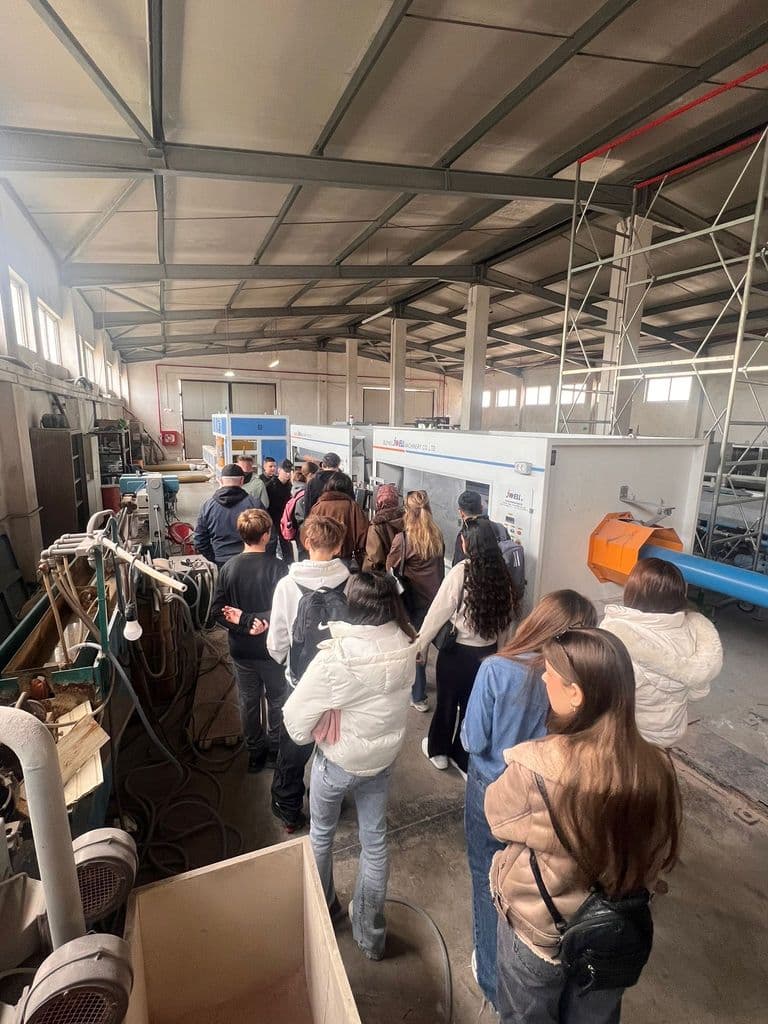 Vedere de ansamblu a halei de producție, cu elevii în vizită