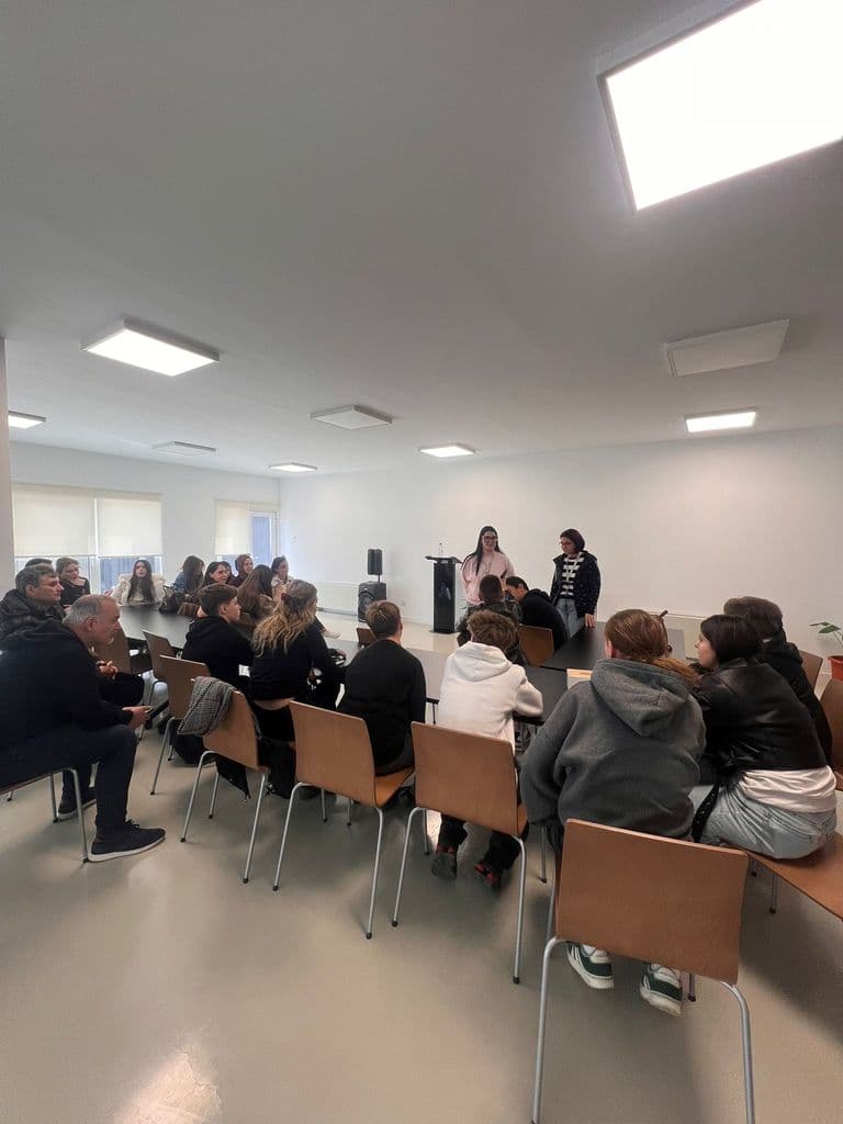 Sala de curs plină, în timpul unei prezentări din programul mobilității