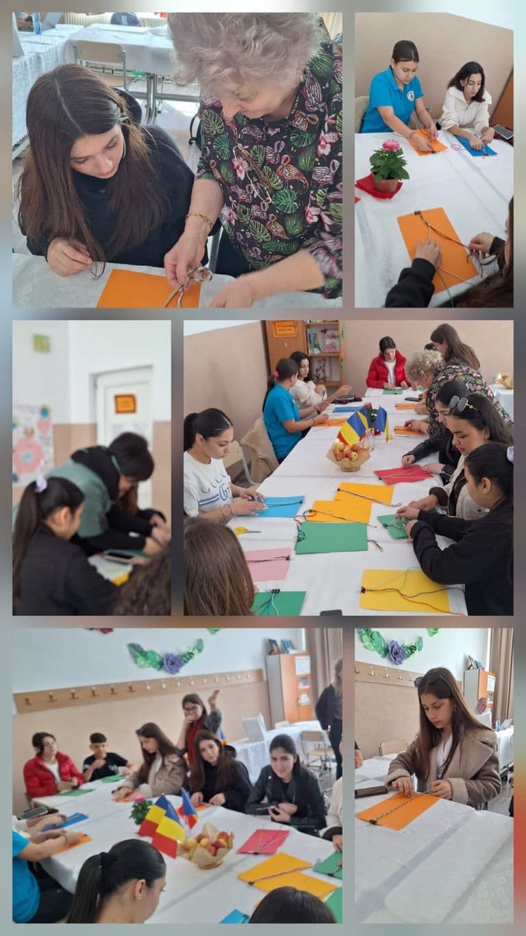 Colaj de la atelierul de idei de afaceri, cu elevii scriind pe hârtii colorate