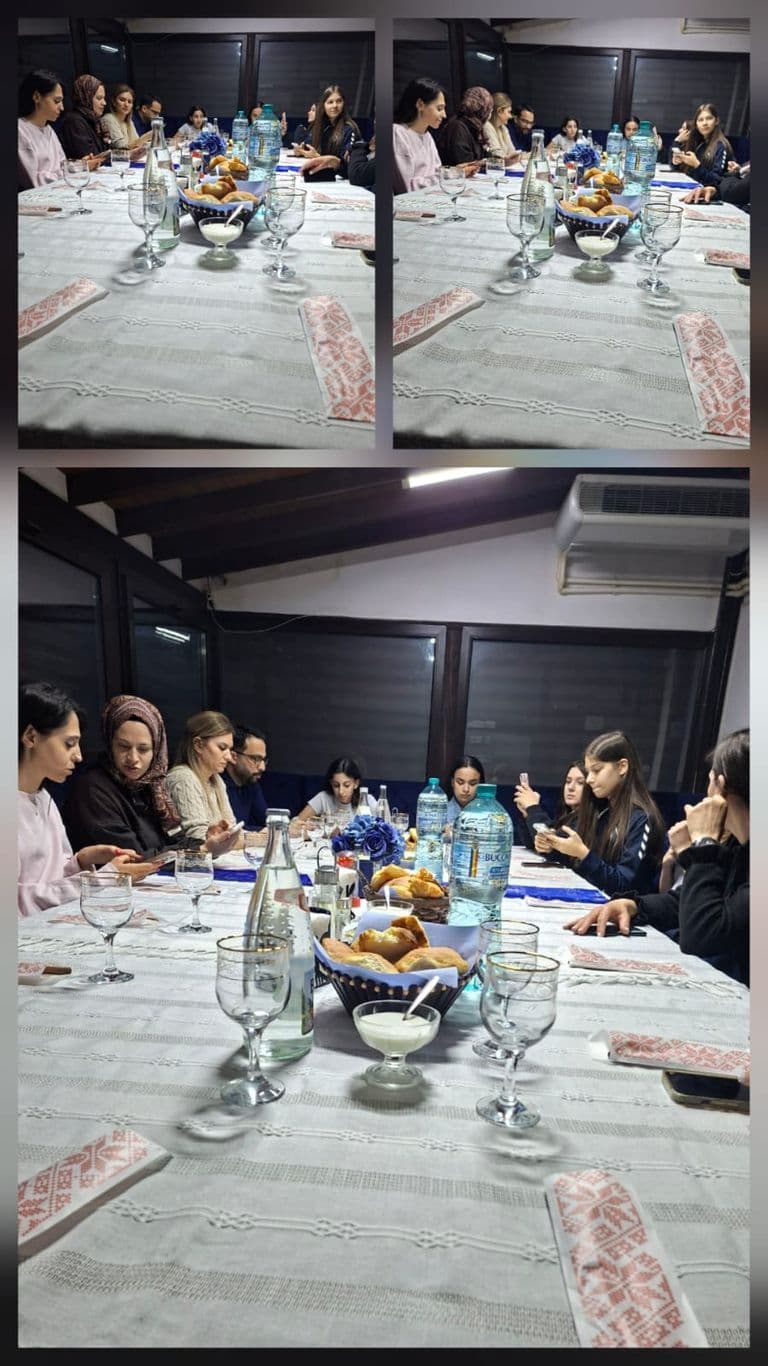 Colaj: masa pregătită pentru grup și hala unei unități vizitate