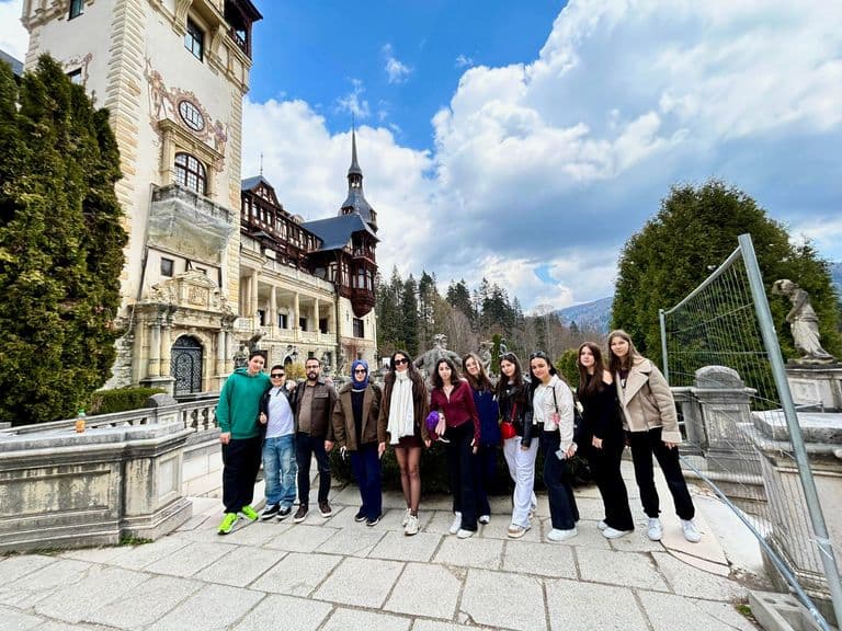 Grupul de elevi și profesori, fotografiat în fața Castelului Peleș din Sinaia